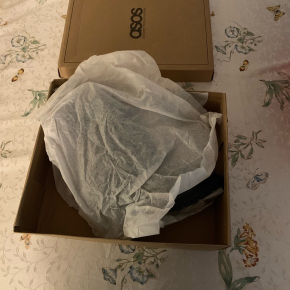 ASOS DESIGN Wide Fit Expect high heeled chunky chelsea boots in black - Picture 12 of 16